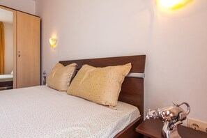 2 bedrooms, iron/ironing board, Internet, bed sheets