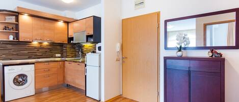 Refrigerador, microondas, parrilla de estufa y cafetera y tetera