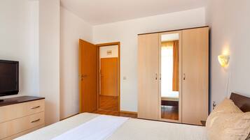 2 bedrooms, iron/ironing board, internet, bed sheets