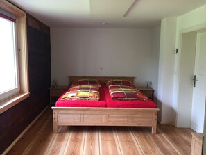 2 Schlafzimmer, Reisekinderbett, kostenloses WLAN