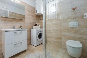 Ensemble baignoire-douche, séchoir à cheveux, serviettes fournies