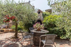 Outdoor dining - Newly and family two bedrooms apartment Edi in Funtana (Funtana)