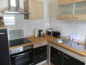 Fridge, microwave, oven, stovetop - Apartment Anke - Apartment 3c (Heinsberg)