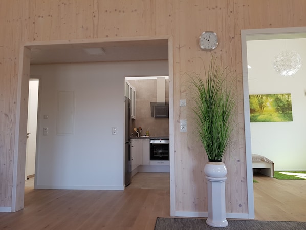 Ofen, Herdplatte, Geschirrspüler, Wasserkocher mit Kaffee-/Teezubehör