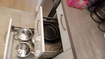 Ofen, Herdplatte, Geschirrspüler, Wasserkocher mit Kaffee-/Teezubehör