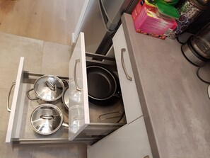 Ovn, kokeplater, oppvaskmaskin og kaffetrakter/tekoker
