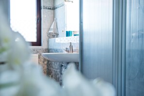 Dusj, hårføner, håndklær og såpe