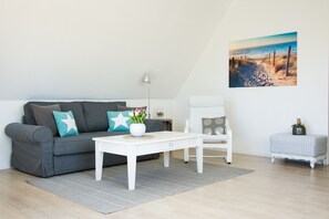 TV, DVD-spiller, bøker og stereoanlegg