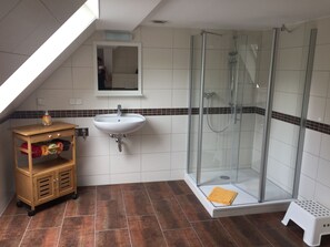 Dusche, Haartrockner, Seife, Toilettenpapier