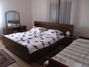 2 Schlafzimmer, Schreibtisch, Bügeleisen/Bügelbrett, kostenloses WLAN