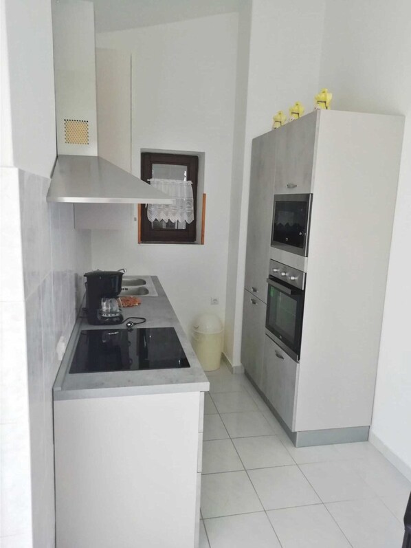 Kühlschrank, Mikrowelle, Ofen, Herdplatte