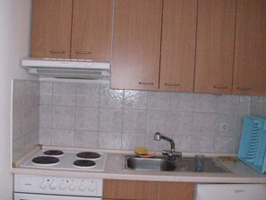 Kühlschrank, Ofen, Herdplatte, Wasserkocher mit Kaffee-/Teezubehör