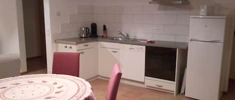 Frigorifero, microonde, forno, piano cottura