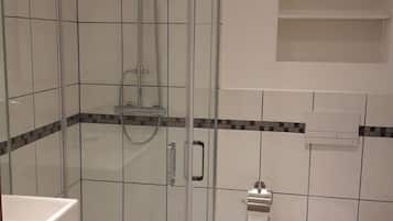 Regadera, secadora de cabello, toallas