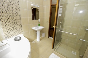 Een douche, een bubbelbad, een haardroger, handdoeken