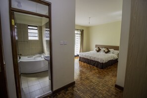 3 chambres, fer et planche à repasser, Wi-Fi, draps fournis