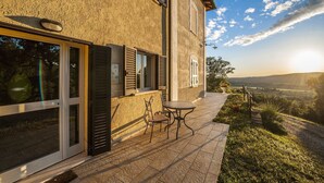 Una casa con un patio, una mesa y sillas.