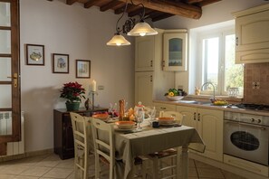 Frigorifero, forno, piano cottura, macchina per tè/caffè