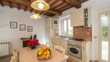 Kühlschrank, Ofen, Herdplatte, Wasserkocher mit Kaffee-/Teezubehör