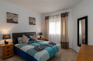 2 chambres, coffres-forts dans les chambres, fer et planche à repasser