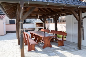 Outdoor dining - family-friendly apartments (Privlaka)