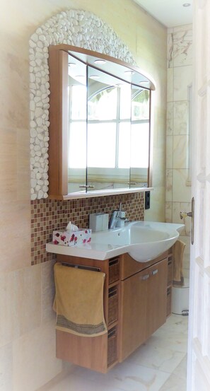 Ensemble douche/baignoire, sèche-cheveux, serviettes fournies, savon