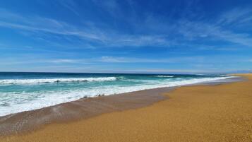 Ubicación cercana a la playa y tumbonas