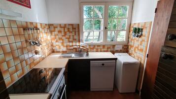 Frigorífico, horno, placa de cocina y lavavajillas