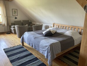 1 bedroom, travel cot, WiFi, bed sheets