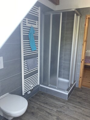 Dusche, Haartrockner, Handtücher, Seife