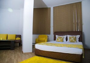 1 habitación, escritorio, tabla de planchar con plancha y wifi