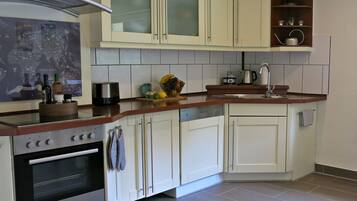 Mikrowelle, Geschirrspüler, Wasserkocher mit Kaffee-/Teezubehör