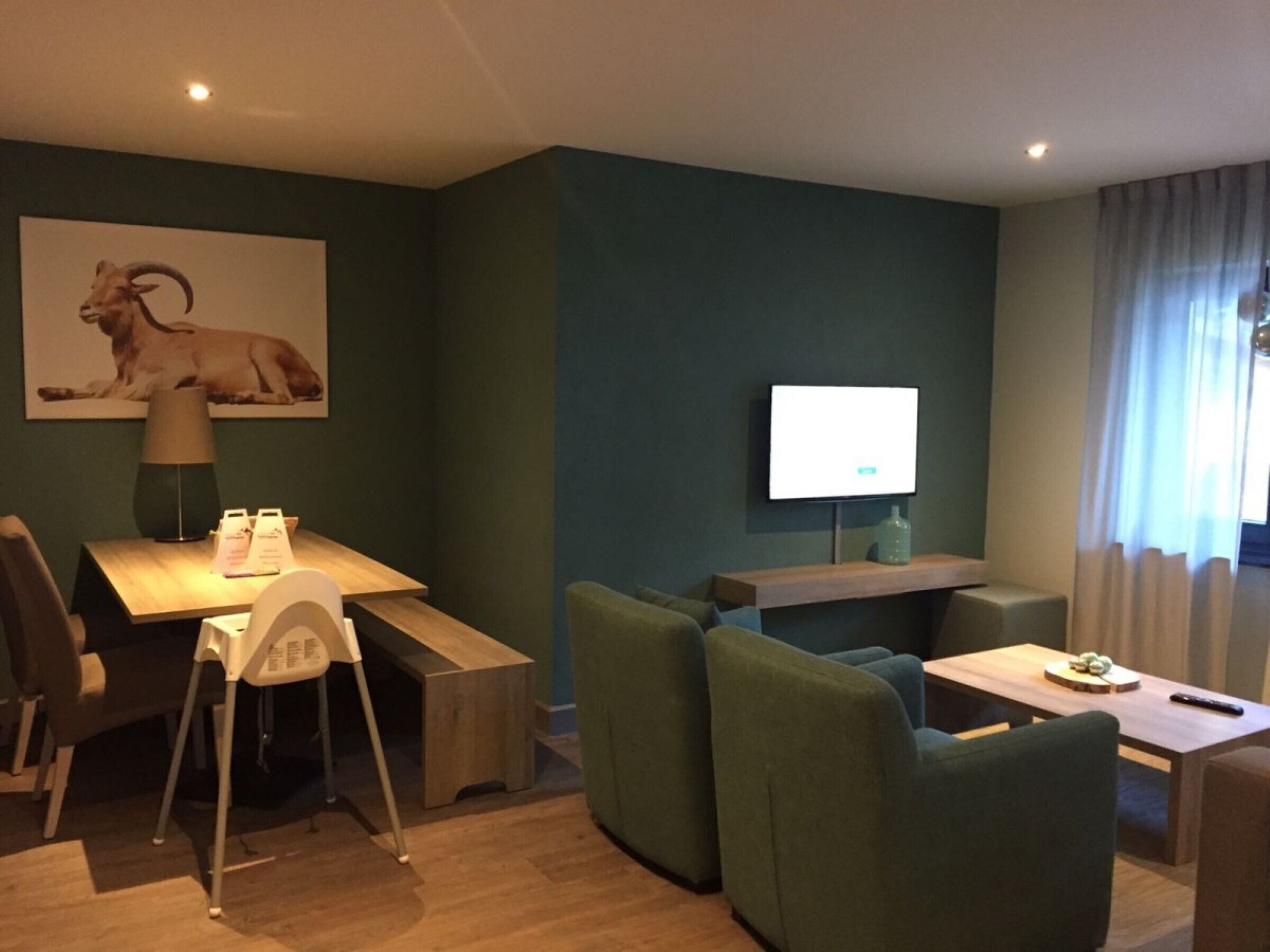 Relax wonderfully and into an apartment with a view of the slopes / mountains.