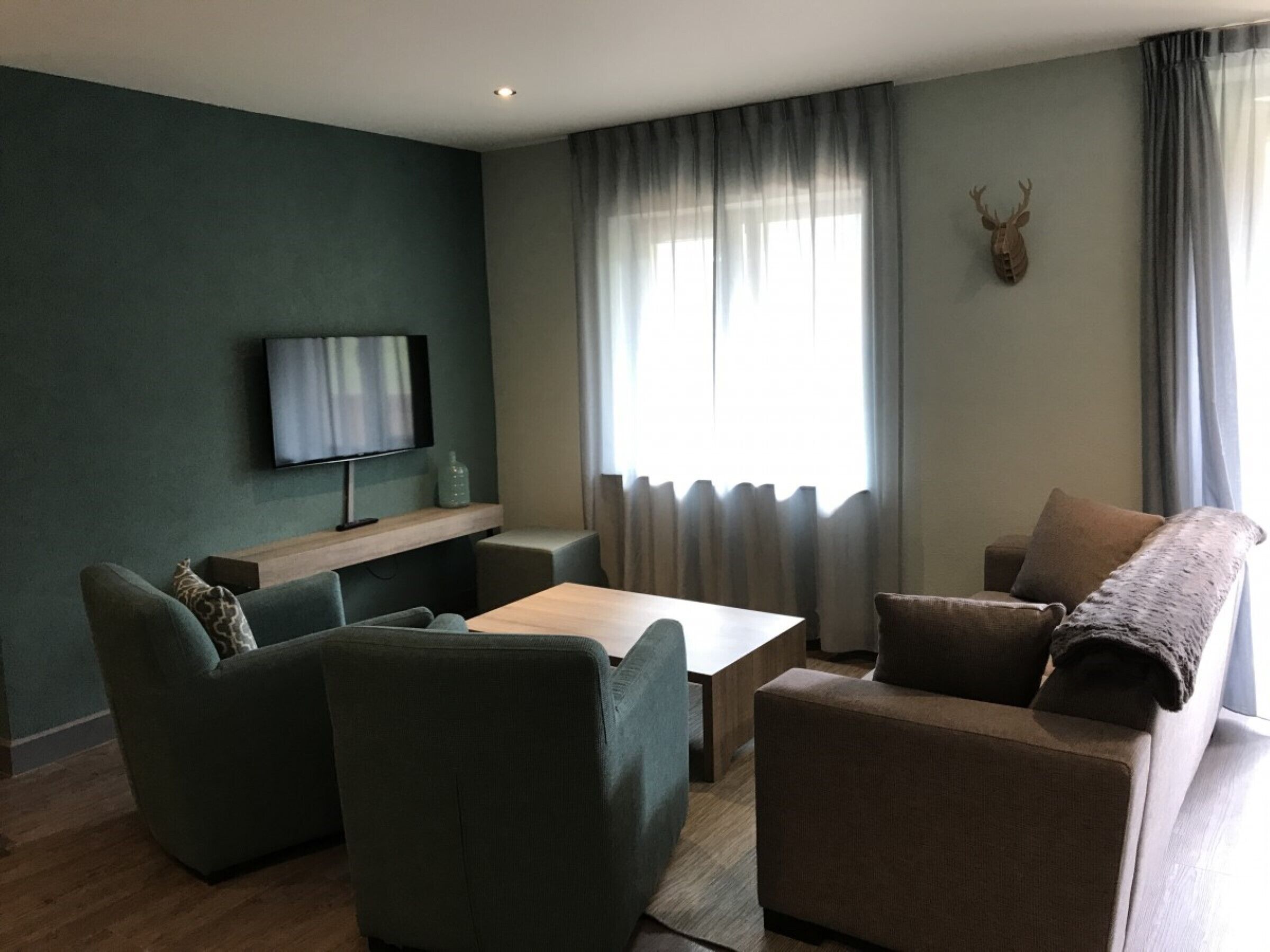 Relax wonderfully and into an apartment with a view of the slopes / mountains.