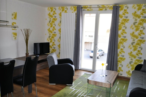 Wohnzimmer mit kleinem Balkon