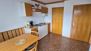 Coffee/tea maker, fridge, microwave, stovetop