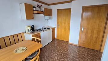 Jääkaappi, mikroaaltouuni, liesi, kahvin-/teenkeitin