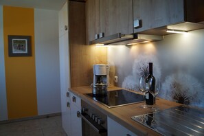 Kylskåp, mikrovågsugn, ugn och spishäll