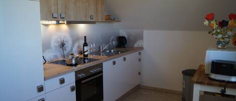 Frigorifero, microonde, forno, piano cottura