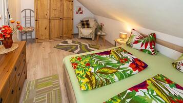 4 bedrooms, desk, iron/ironing board, free WiFi