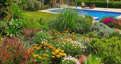 Lux. Huoneistossa merinäköala, uima-allas ja puutarha