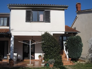 Exterior - Peaceful Haven - 3BR/1BA Apt, Sleeps 5, Parking 1 (Banjole)