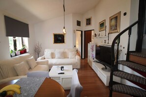 TV - Peaceful Haven - 3BR/1BA Apt, Sleeps 5, Parking 1 (Banjole)