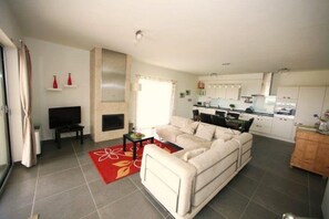 TV, fireplace