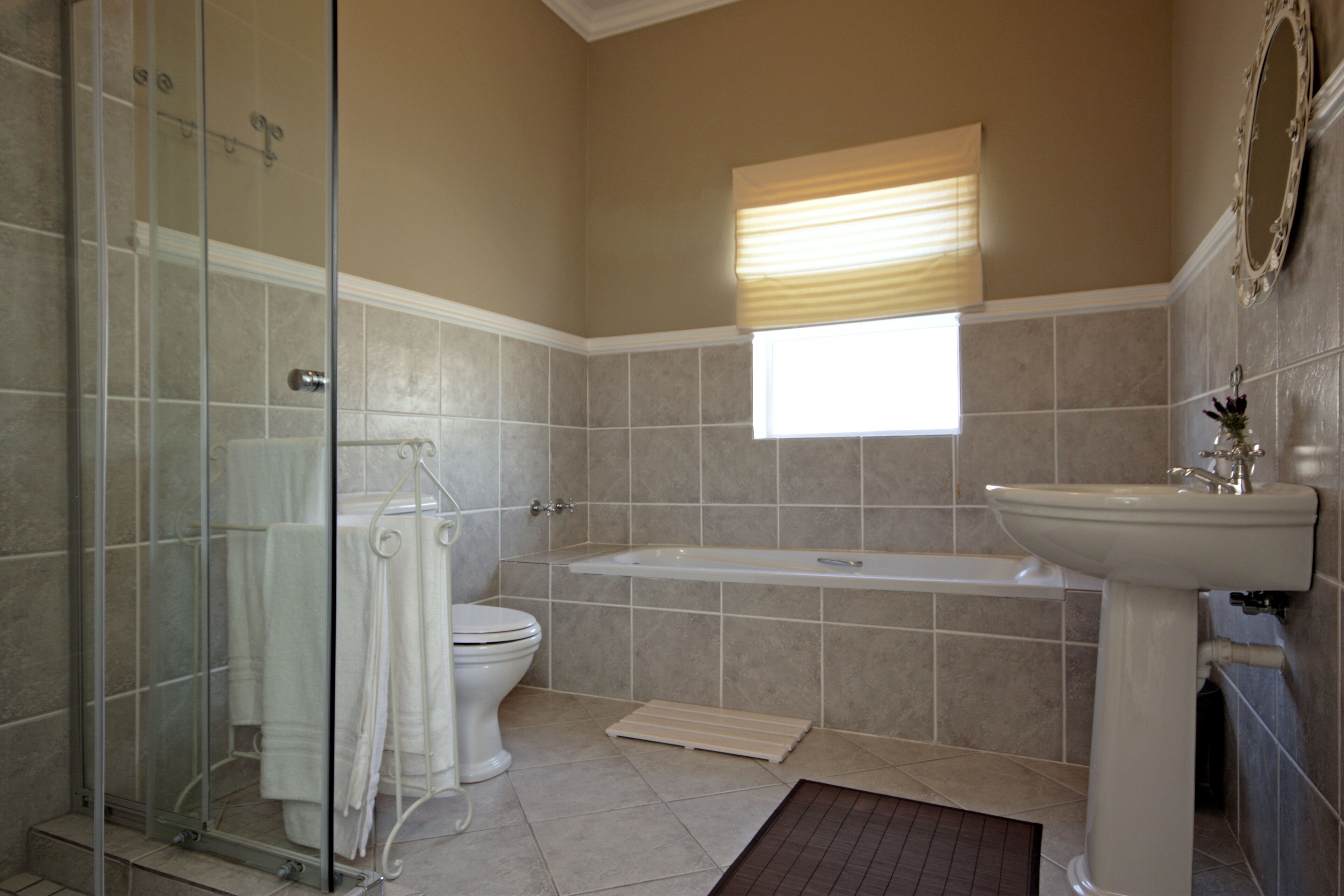 classic 2 bedroom / 1bathroom apartment