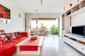 TV, books, music library, stereo - Romantic well kept bungalow in Tenerife's sunny south (Valle San Lorenzo)