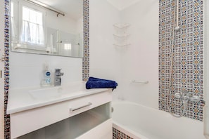 Baignoire, sèche-cheveux, serviettes fournies