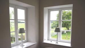 A room with two windows, each with a white lamp on the sill. - Villa holiday Stintenburg island in the Biosphere (Zarrentin am Schaalsee OT Stintenburg)
