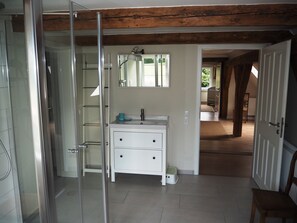 Badewanne, Haartrockner, Handtücher