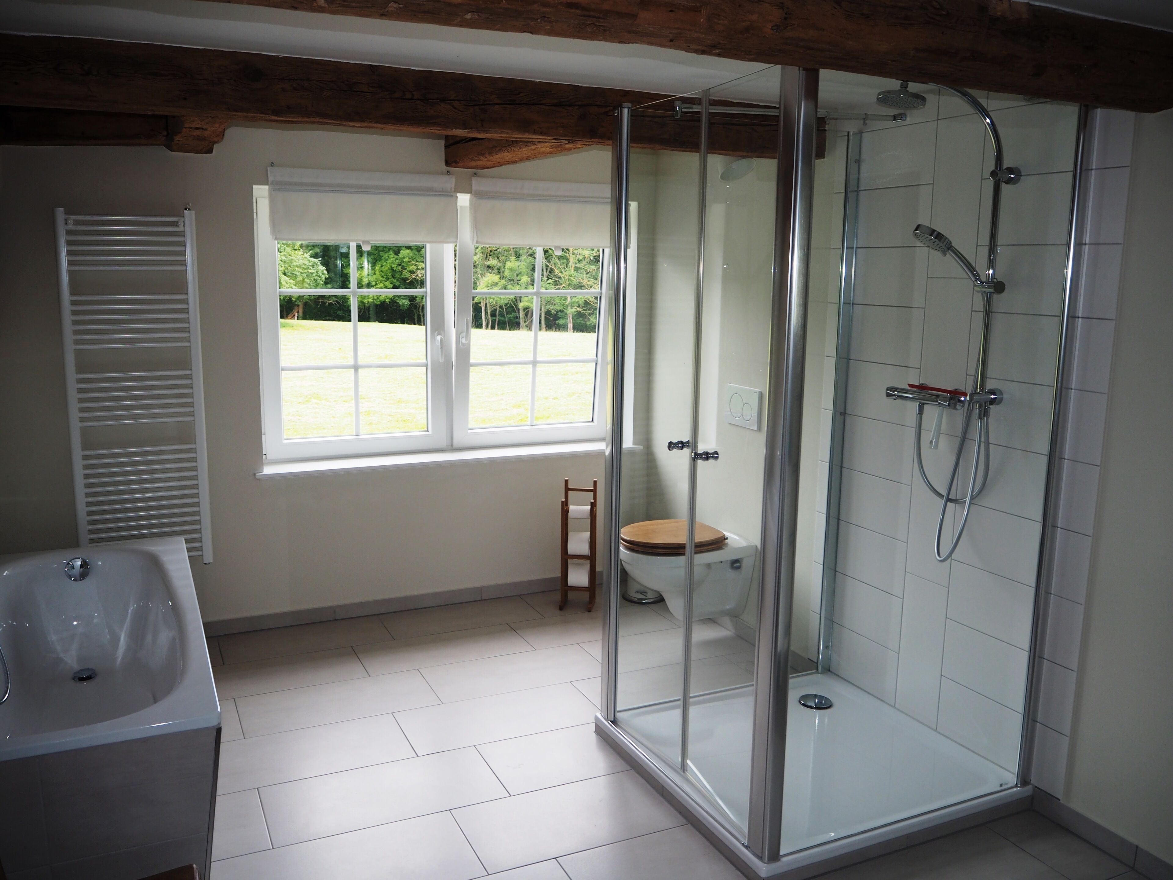 Badewanne, Haartrockner, Handtücher